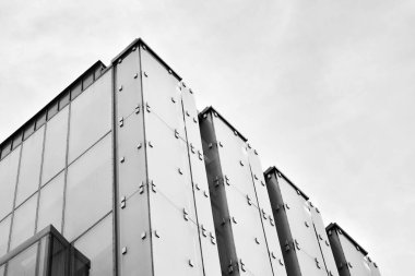 Modern ofis binası duvar yapılmış çelik ve cam. Siyah ve beyaz.