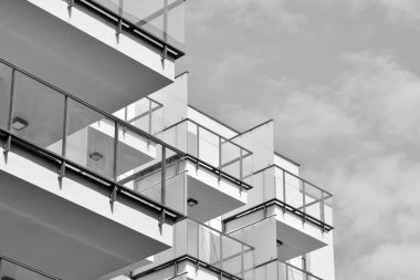 Modern apartman dış görünüşü. siyah ve beyaz.