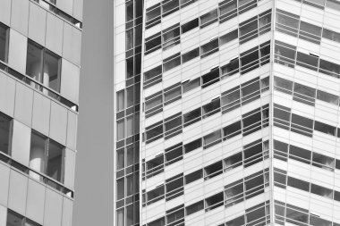 Modern ofis binası duvar yapılmış çelik ve cam. Siyah ve beyaz.