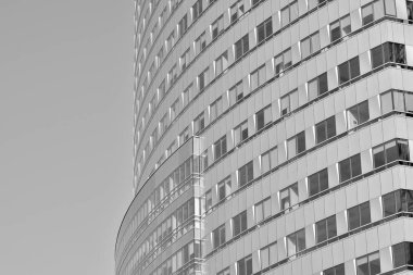 Modern ofis binası duvar yapılmış çelik ve cam. Siyah ve beyaz.