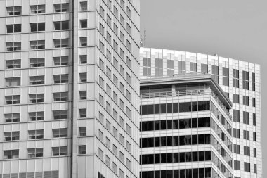 Modern ofis binası duvar yapılmış çelik ve cam. Siyah ve beyaz.