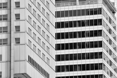 Modern ofis binası duvar yapılmış çelik ve cam. Siyah ve beyaz.