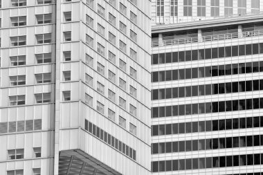 Modern ofis binası duvar yapılmış çelik ve cam. Siyah ve beyaz.