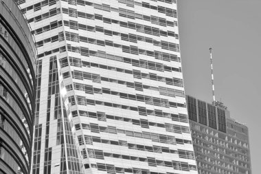 Modern ofis binası duvar yapılmış çelik ve cam. Siyah ve beyaz.