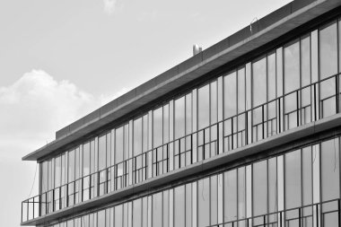 Modern ofis binası duvar yapılmış çelik ve cam. Siyah ve beyaz.