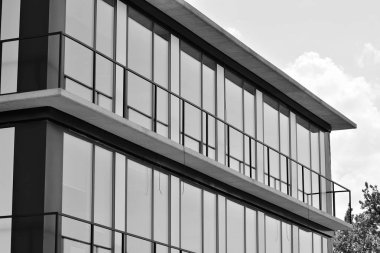 Modern ofis binası duvar yapılmış çelik ve cam. Siyah ve beyaz.