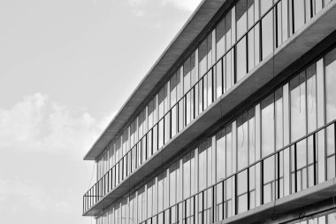 Modern ofis binası duvar yapılmış çelik ve cam. Siyah ve beyaz.