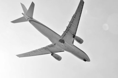 Gökyüzü uçakta. Siyah ve beyaz.