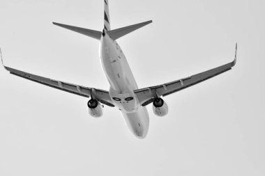 Gökyüzü uçakta. Siyah ve beyaz.