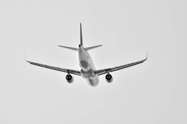 Gökyüzü uçakta. Siyah ve beyaz.