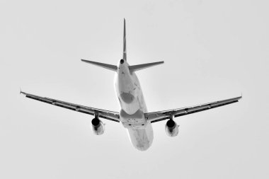 Gökyüzü uçakta. Siyah ve beyaz.