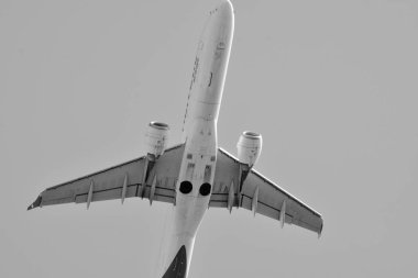 Gökyüzü uçakta. Siyah ve beyaz.