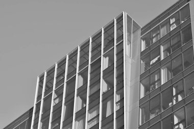 Modern ofis binası duvar yapılmış çelik ve cam. Siyah ve beyaz.