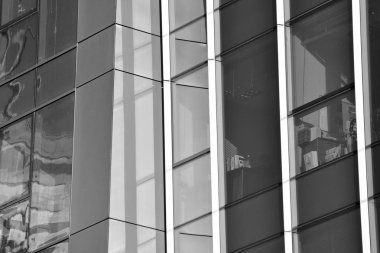 Modern ofis binası duvar yapılmış çelik ve cam. Siyah ve beyaz.