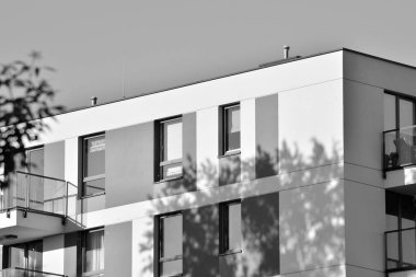 Modern apartman dış görünüşü. siyah ve beyaz.