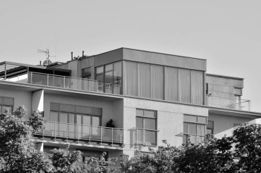 Modern apartman dış görünüşü. siyah ve beyaz.