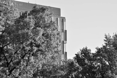 Modern ofis binası duvar yapılmış çelik ve cam. Siyah ve beyaz.