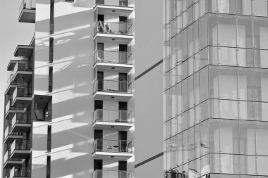 Modern apartman dış görünüşü. siyah ve beyaz.