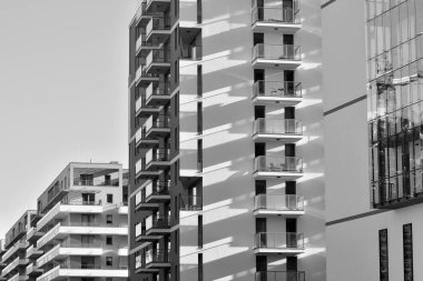 Modern apartman dış görünüşü. siyah ve beyaz.