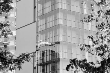 Modern apartman dış görünüşü. siyah ve beyaz.