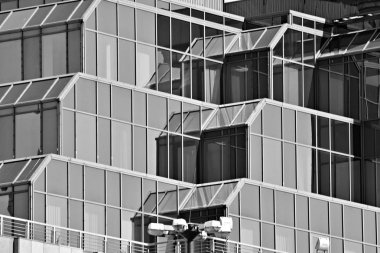 Modern ofis binası duvar yapılmış çelik ve cam. Siyah ve beyaz.