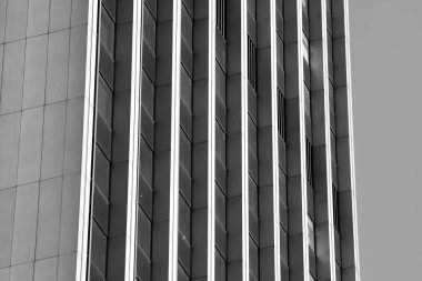 Modern ofis binası duvar yapılmış çelik ve cam. Siyah ve beyaz.