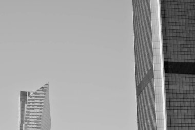 Modern ofis binası duvar yapılmış çelik ve cam. Siyah ve beyaz.