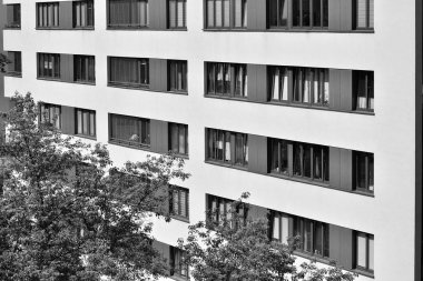 Modern apartman dış görünüşü. siyah ve beyaz.