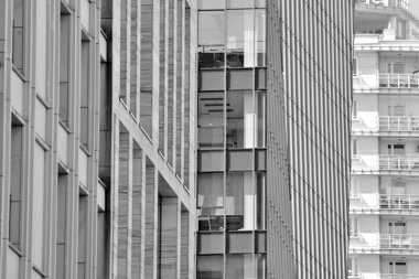 Modern ofis binası duvar yapılmış çelik ve cam. Siyah ve beyaz.