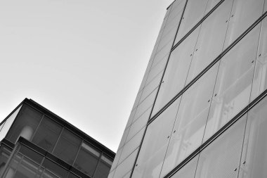 Modern ofis binası duvar yapılmış çelik ve cam. Siyah ve beyaz.