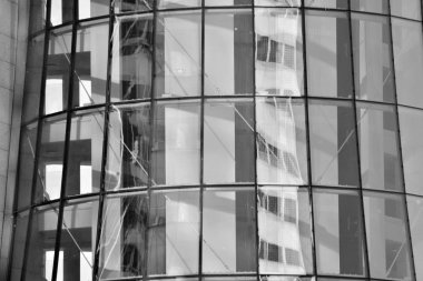 Modern ofis binası duvar yapılmış çelik ve cam. Siyah ve beyaz.