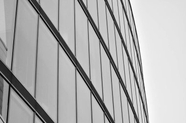 Modern ofis binası duvar yapılmış çelik ve cam. Siyah ve beyaz.