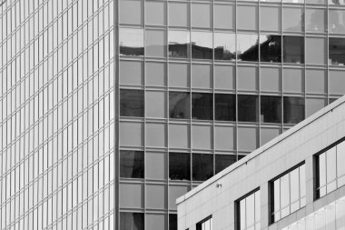 Modern ofis binası duvar yapılmış çelik ve cam. Siyah ve beyaz.