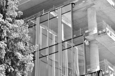 Bina yapım aşamasında. Siyah ve beyaz