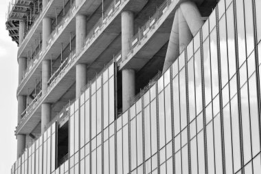 Bina yapım aşamasında. Siyah ve beyaz