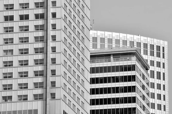 Modern ofis binası duvar yapılmış çelik ve cam. Siyah ve beyaz.