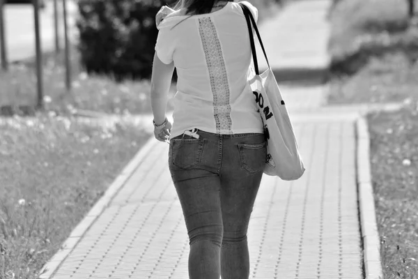 Vista Trasera Una Chica Caminando Por Calle Blanco Negro — Foto de Stock