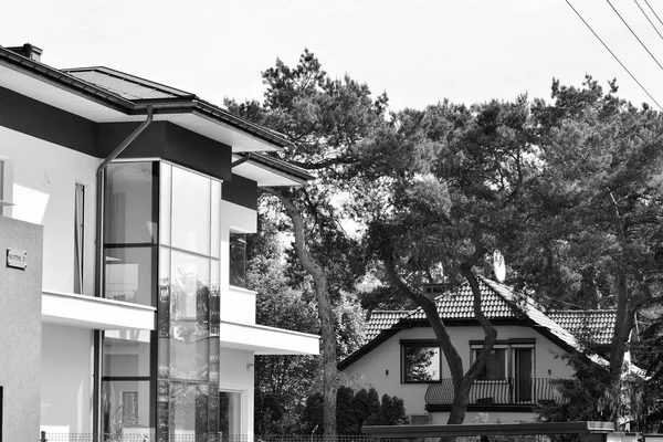 Modernes Mehrfamilienhaus Außen Schwarz Weiß — Stockfoto
