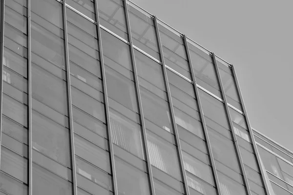 Modern Kantoorgebouw Muur Gemaakt Van Staal Glas Zwart Wit — Stockfoto