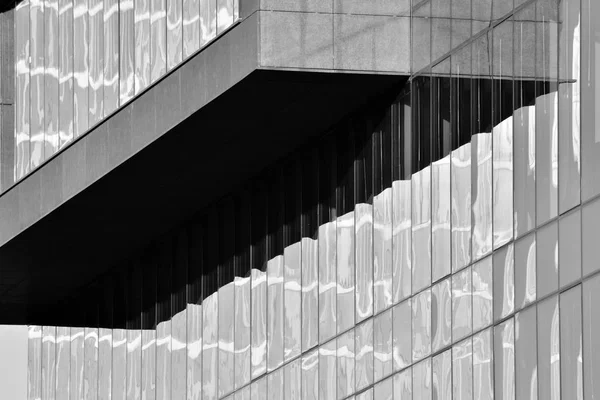 现代办公建筑用钢和玻璃制成的墙体 黑白相间 — 图库照片