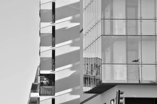 Modern Apartman Dış Görünüşü Siyah Beyaz — Stok fotoğraf
