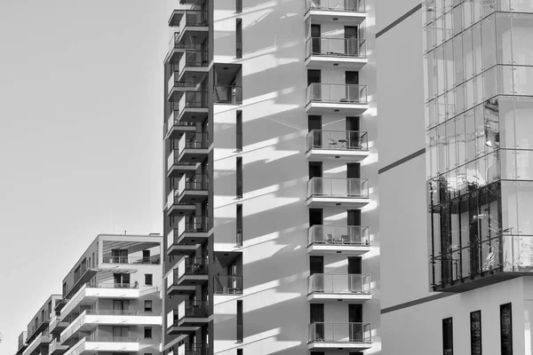 Modern apartman dış görünüşü. siyah ve beyaz.