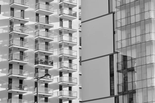 Modern apartman dış görünüşü. siyah ve beyaz.