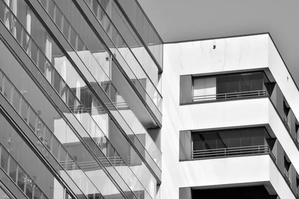 Modern apartman dış görünüşü. siyah ve beyaz.