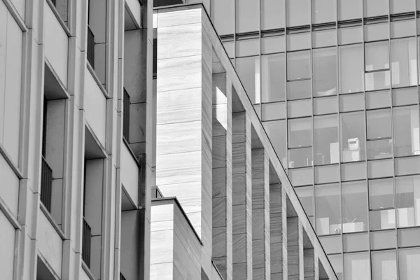 Modern ofis binası duvar yapılmış çelik ve cam. Siyah ve beyaz.