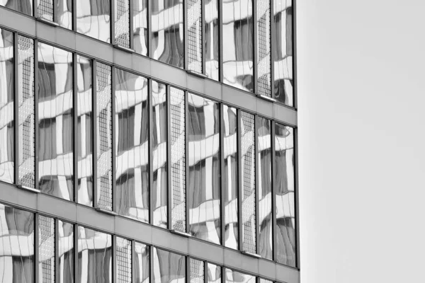 Parede Edifício Escritório Moderno Feito Aço Vidro Preto Branco — Fotografia de Stock