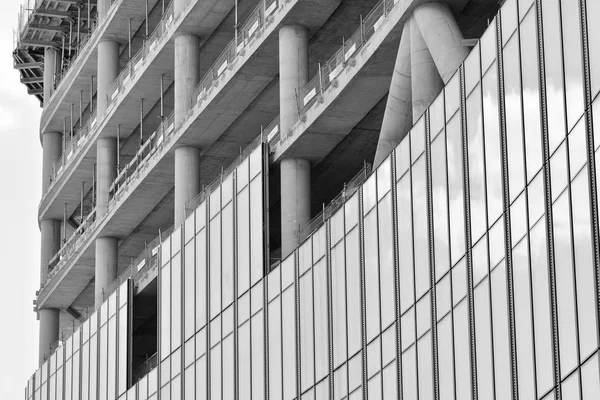 Bina yapım aşamasında. Siyah ve beyaz