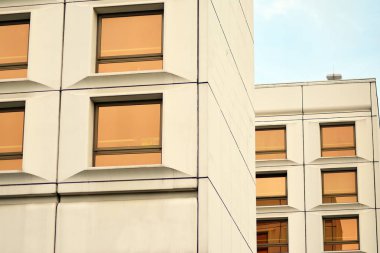 Kahverengi windows binanın. Geometrik arka plan. Bina cephe