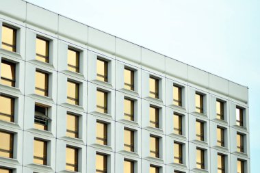 Kahverengi windows binanın. Geometrik arka plan. Bina cephe