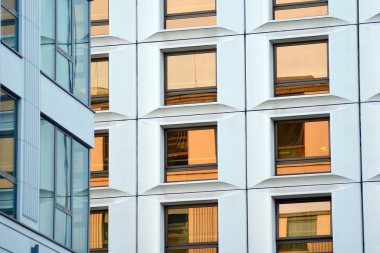 Kahverengi windows binanın. Geometrik arka plan. Bina cephe